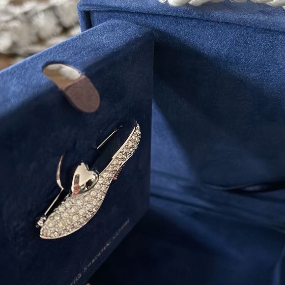 Swarovski  Disney Cinderella Slipper Pin/Brooch - Picture 6 of 9